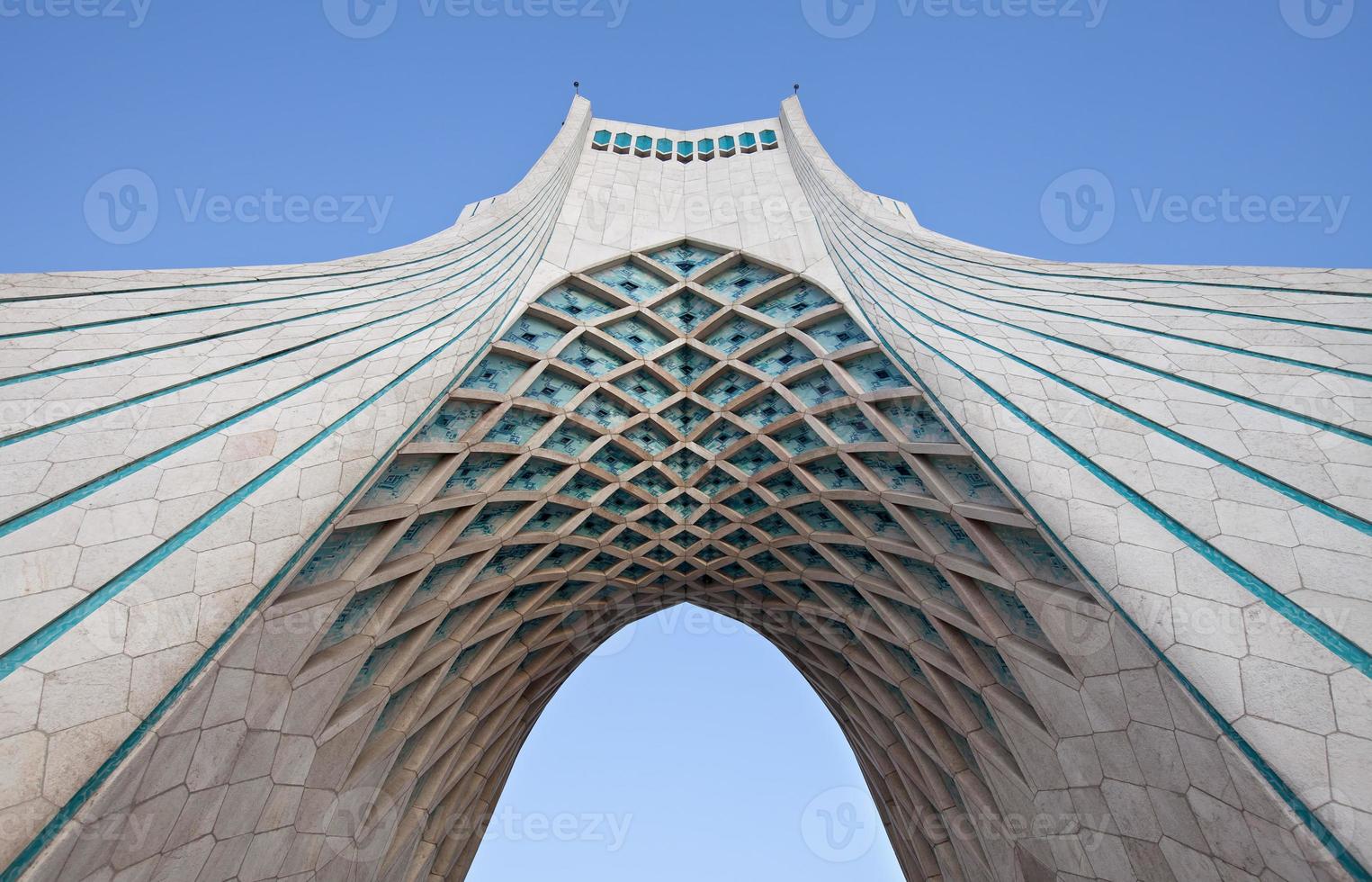 sous le monument azadi à Téhéran photo