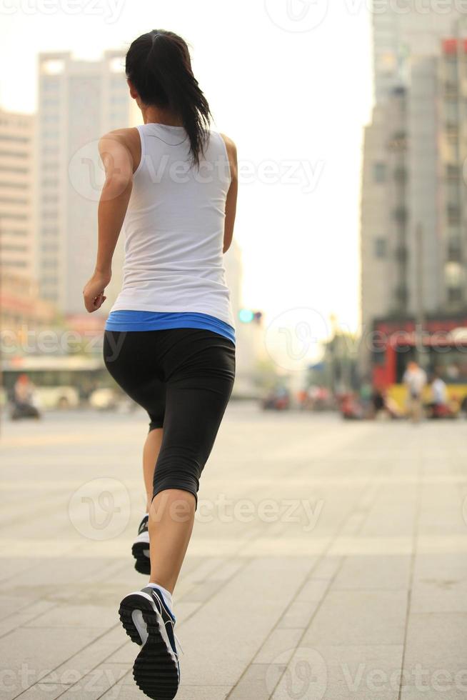 mode de vie sain fitness sports femme qui court sur la route de la ville photo