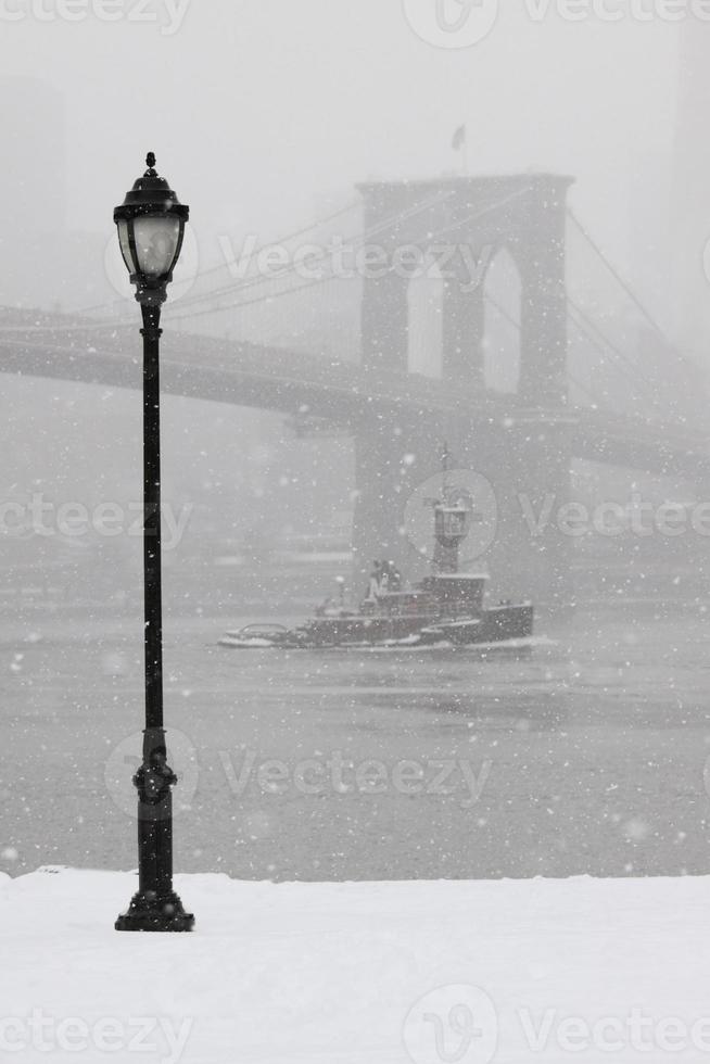 une illustration du pont de brooklyn en hiver photo