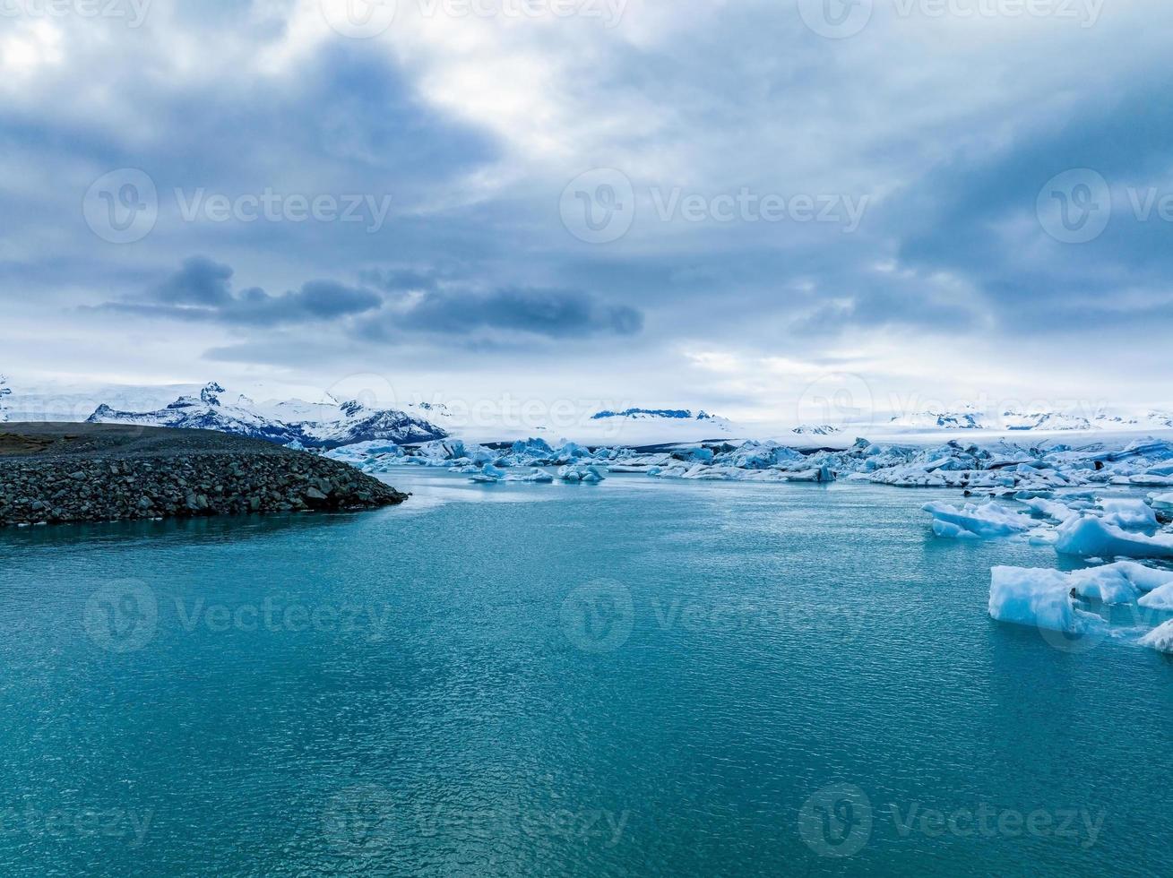 vue panoramique sur les icebergs dans la lagune glaciaire de jokulsarlon, islande, au crépuscule. photo