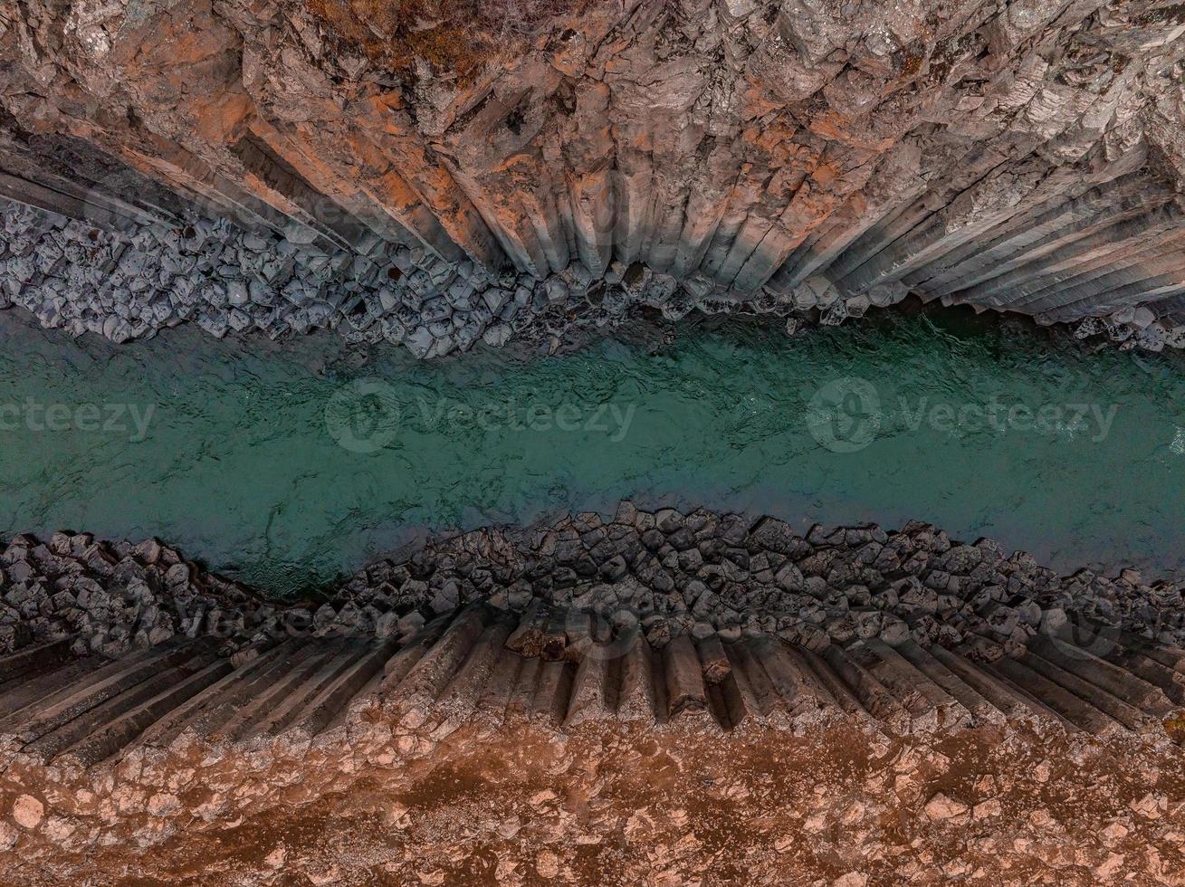 vue épique du canyon de basalte de studlagil, islande. photo