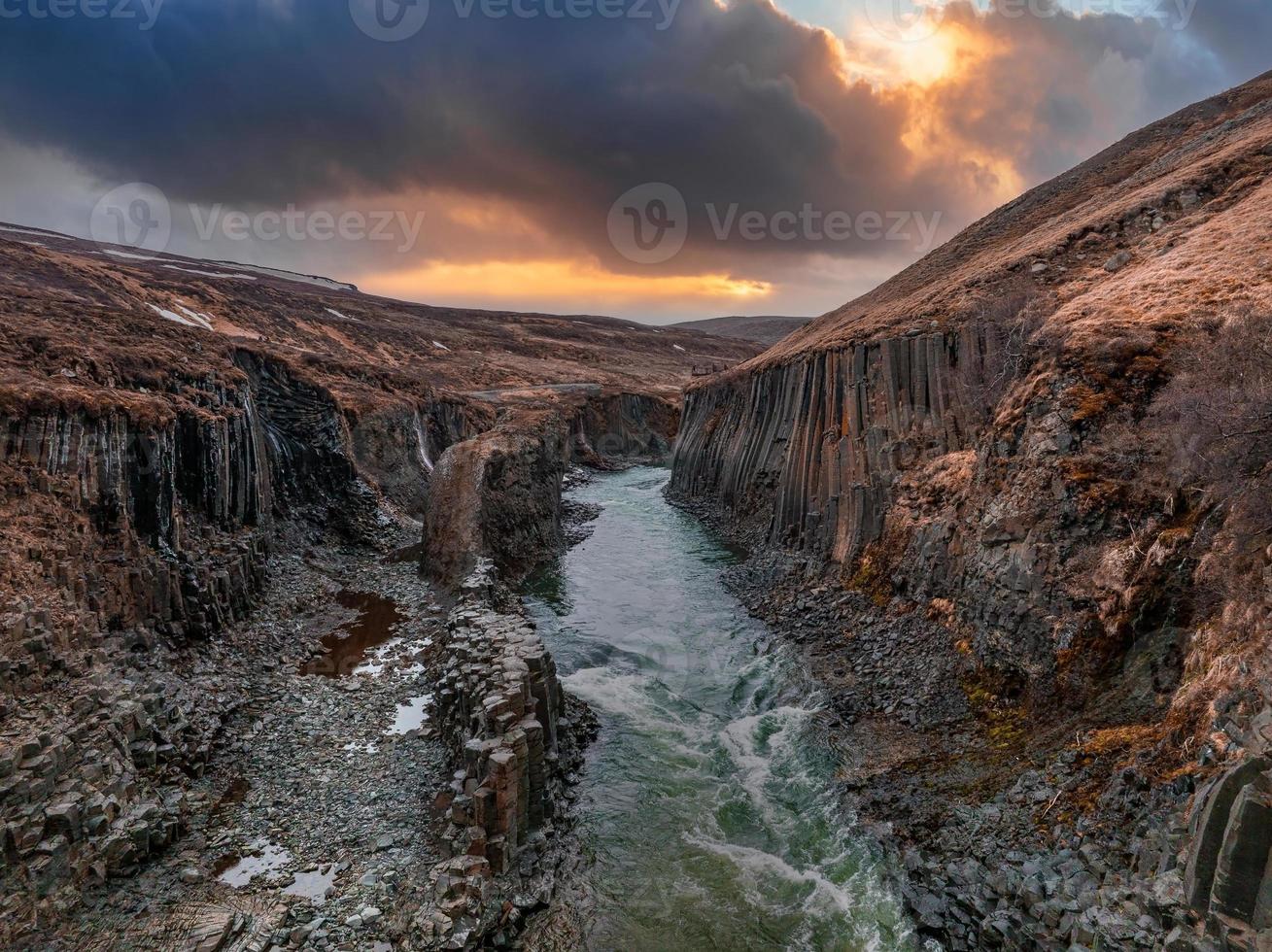 vue épique du canyon de basalte de studlagil, islande. photo