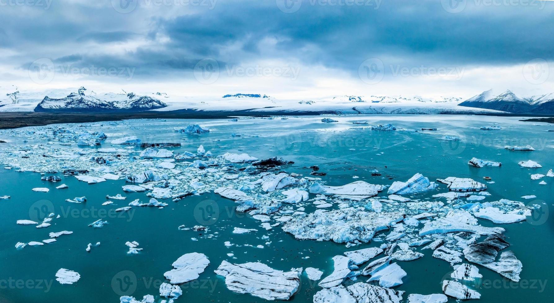 vue panoramique sur les icebergs dans la lagune glaciaire de jokulsarlon, islande, au crépuscule. photo