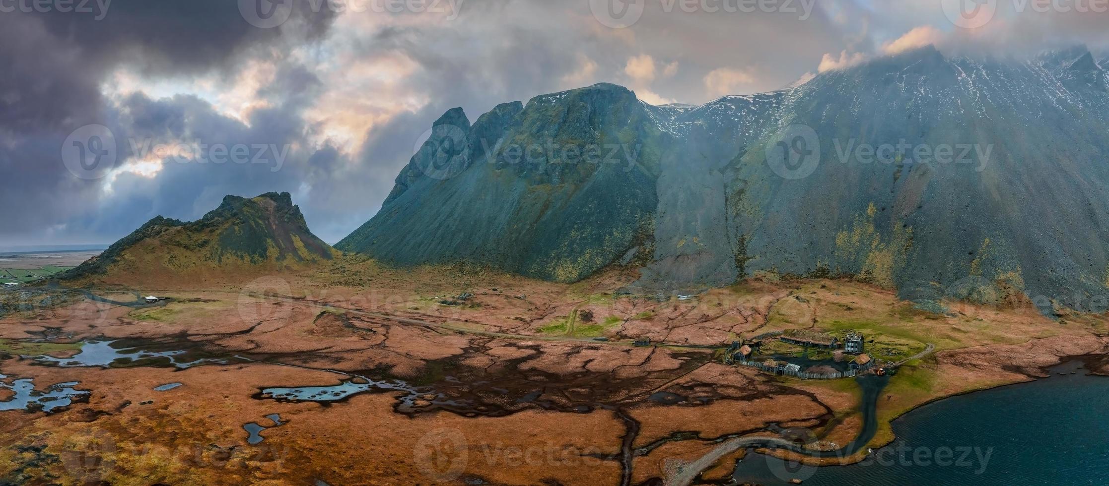 vue aérienne d'un village viking un jour de pluie orageux en islande. photo