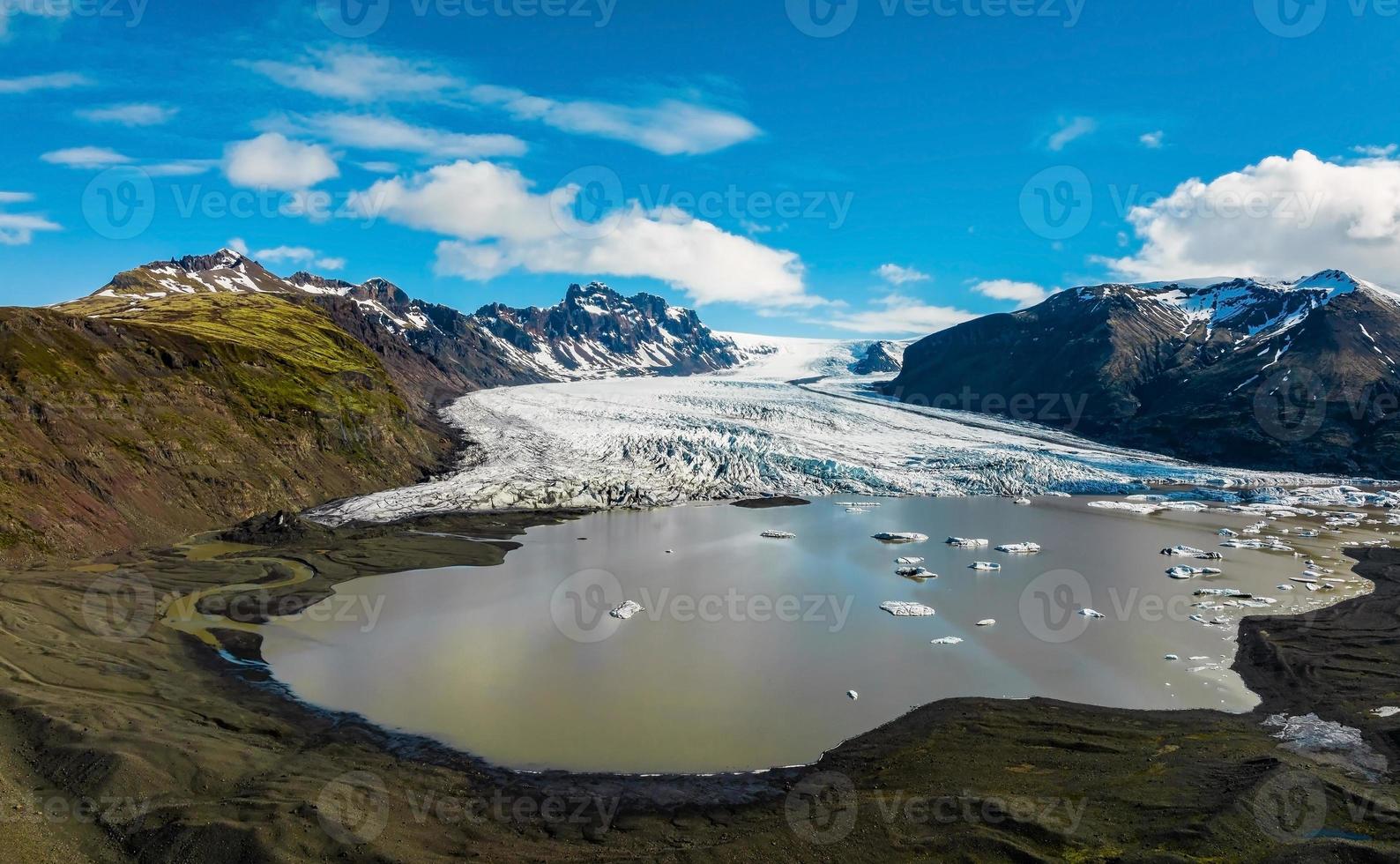 vue panoramique aérienne du glacier de skaftafell, islande photo