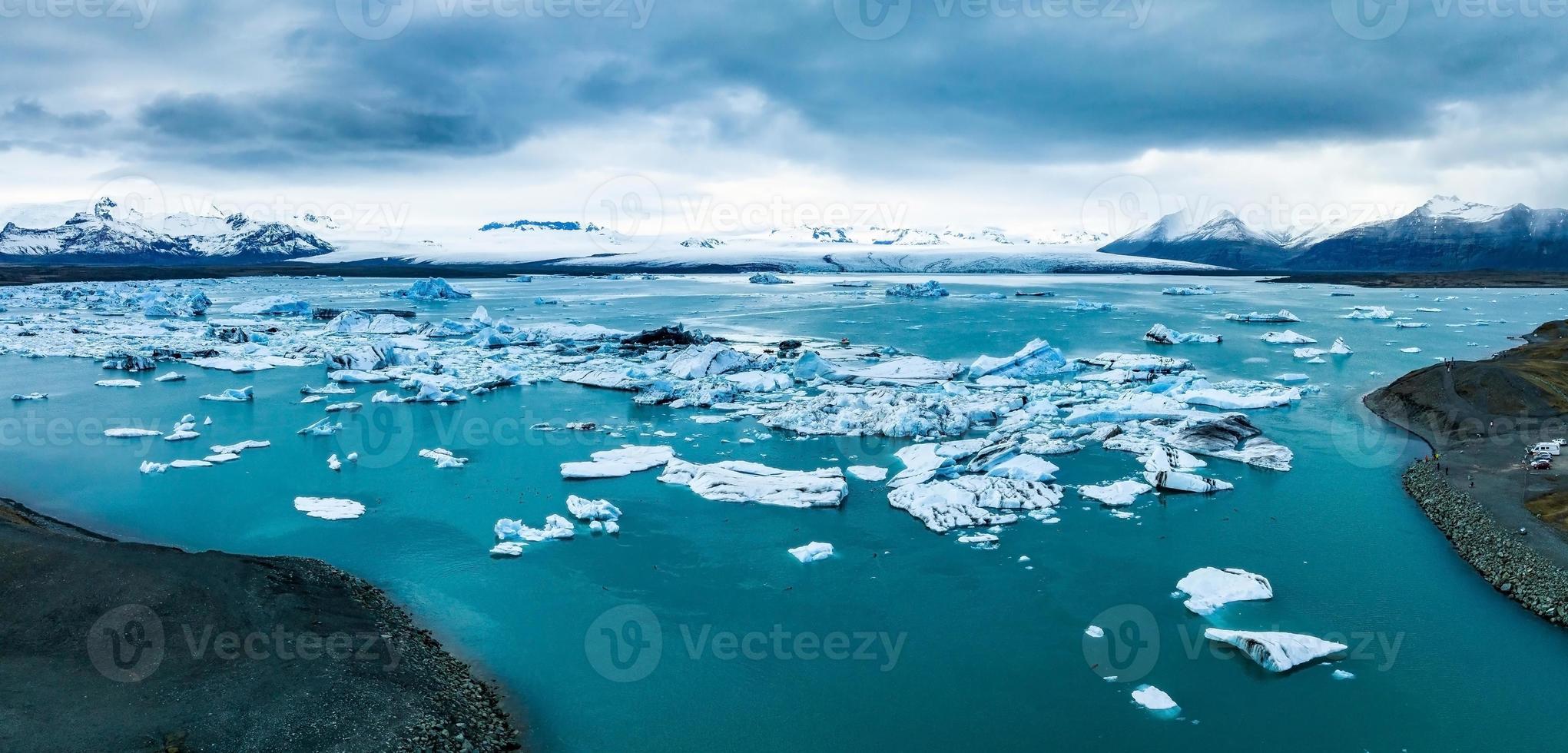 vue panoramique sur les icebergs dans la lagune glaciaire de jokulsarlon, islande, au crépuscule. photo