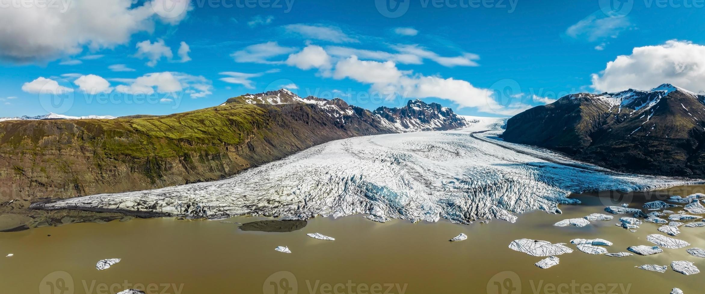 vue panoramique aérienne du glacier de skaftafell, islande photo