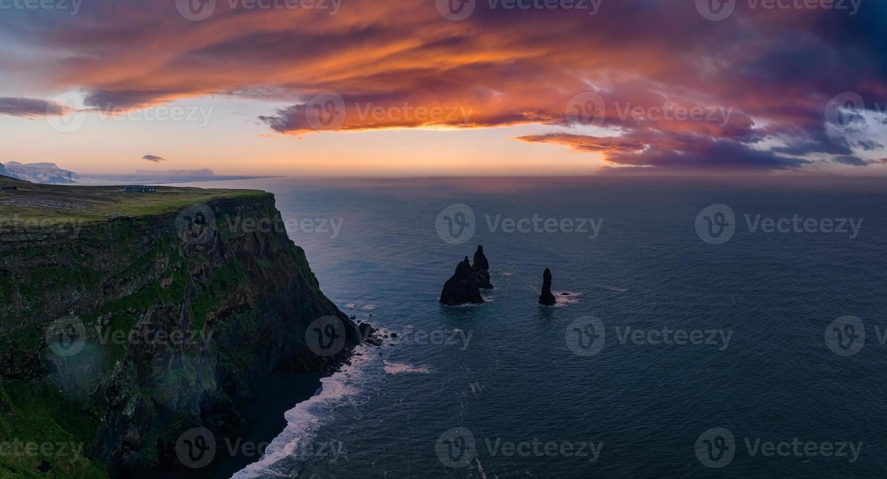 plage de sable noir d'islande avec d'énormes vagues à reynisfjara vik. photo