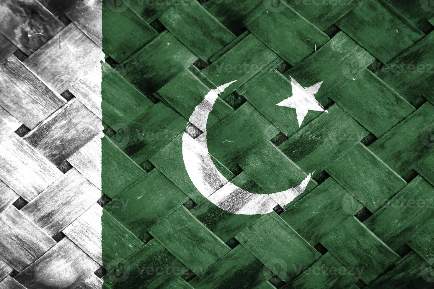 écran drapeau pakistanais sur fond de bois d'osier photo