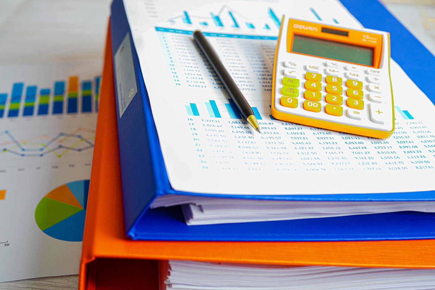 pile de dossier de classeur sur table dans un bureau moderne d'affaires photo