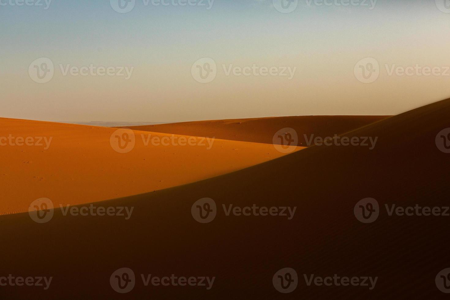 belles dunes de sable dans le désert du sahara au maroc. paysage en afrique dans le désert. photo