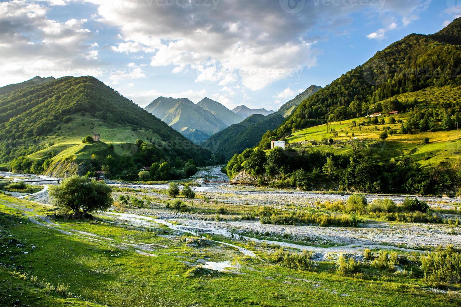 une belle photographie de paysage avec les montagnes du caucase en géorgie. photo