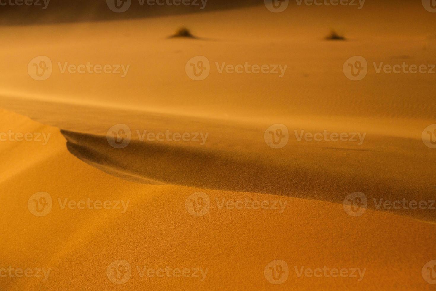 belles dunes de sable dans le désert du sahara au maroc. paysage en afrique dans le désert. photo