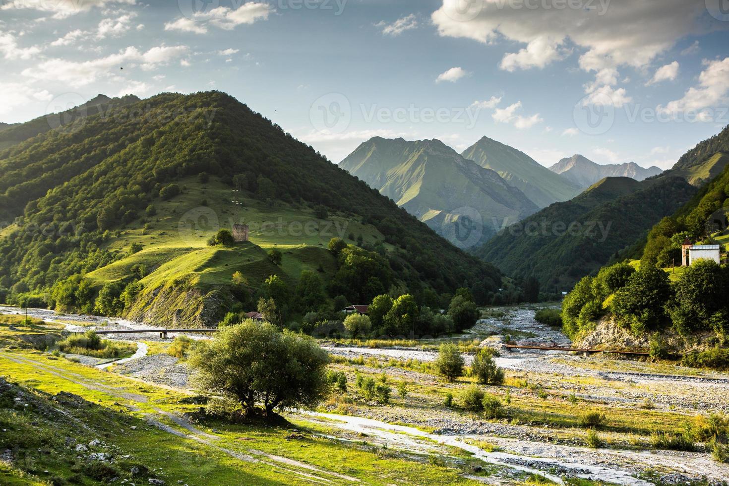 une belle photographie de paysage avec les montagnes du caucase en géorgie. photo