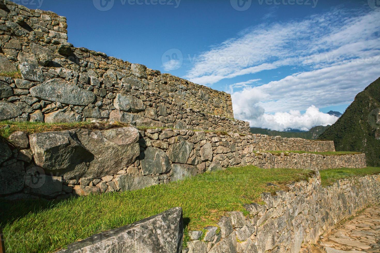 merveille du monde machu picchu au pérou. beau paysage dans les montagnes des andes avec les ruines de la ville sacrée inca. photo
