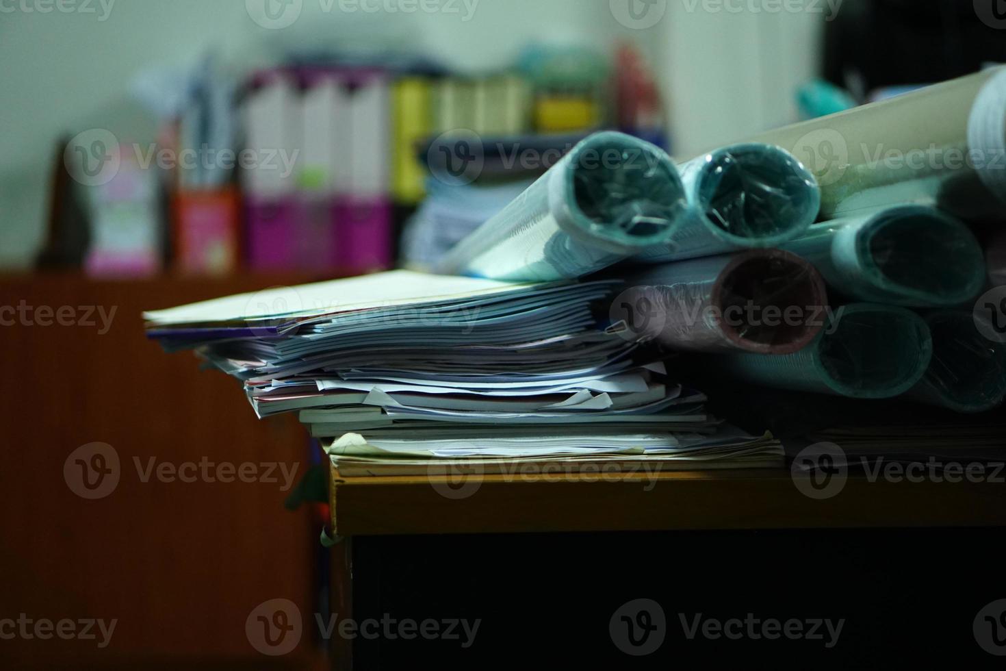 pile de papiers sur le bureau photo