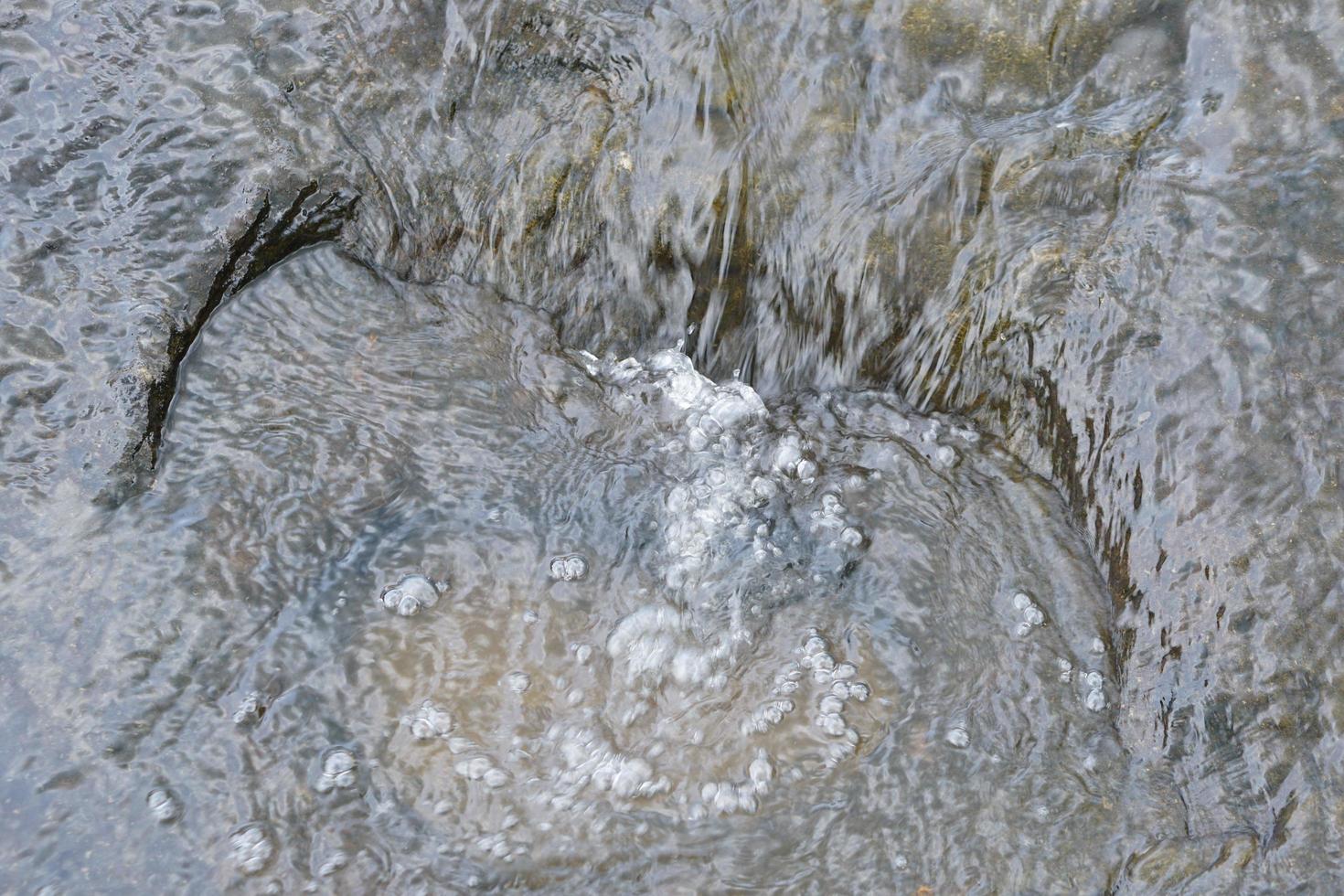 l'eau coule dans un ruisseau pendant la saison des pluies. photo