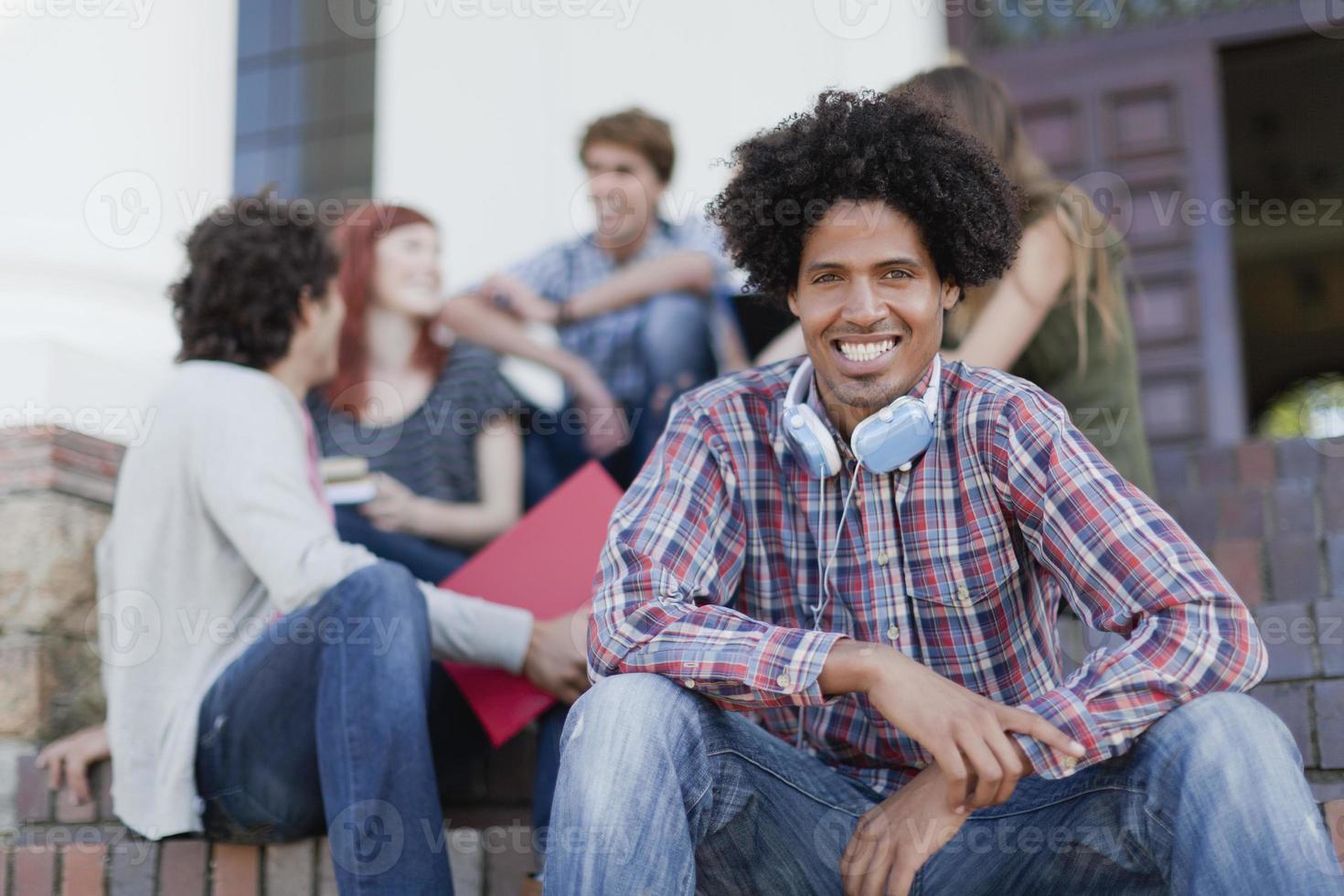 étudiants assis ensemble sur le campus photo