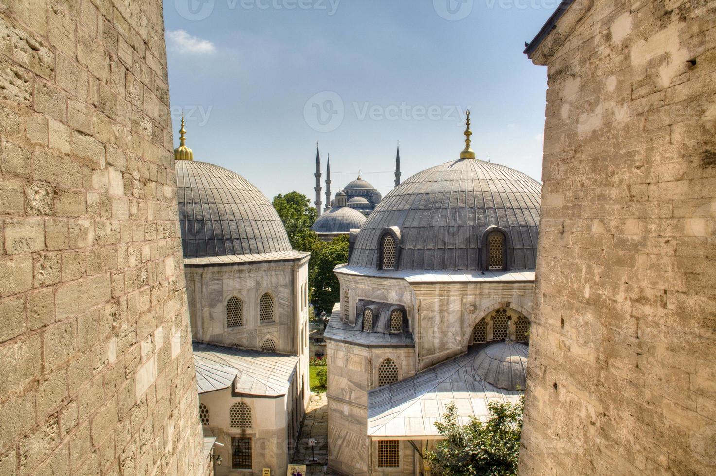 mosquée bleue vue de la hagia sophia photo