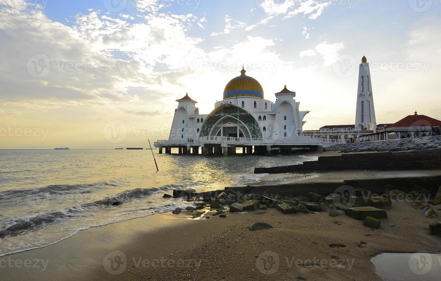 majestueuse mosquée flottante au détroit de malacca pendant le coucher du soleil photo