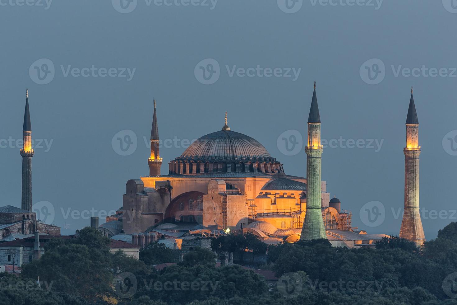istanbul - hagia sophia éclairée par la nuit photo