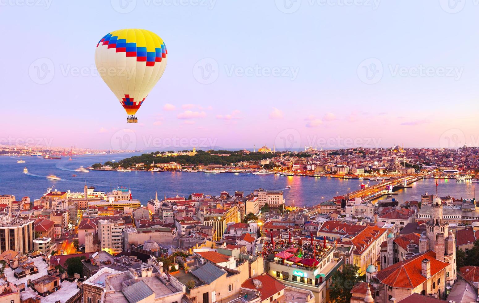 montgolfière sur istanbul coucher de soleil photo