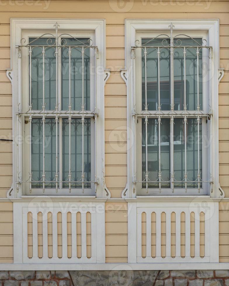 lambris et fenêtre de maison en bois photo