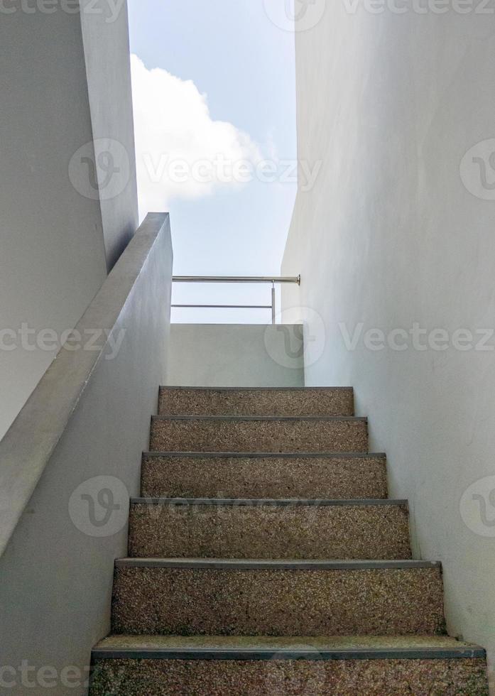 escalier en béton de l'escalier de secours. photo