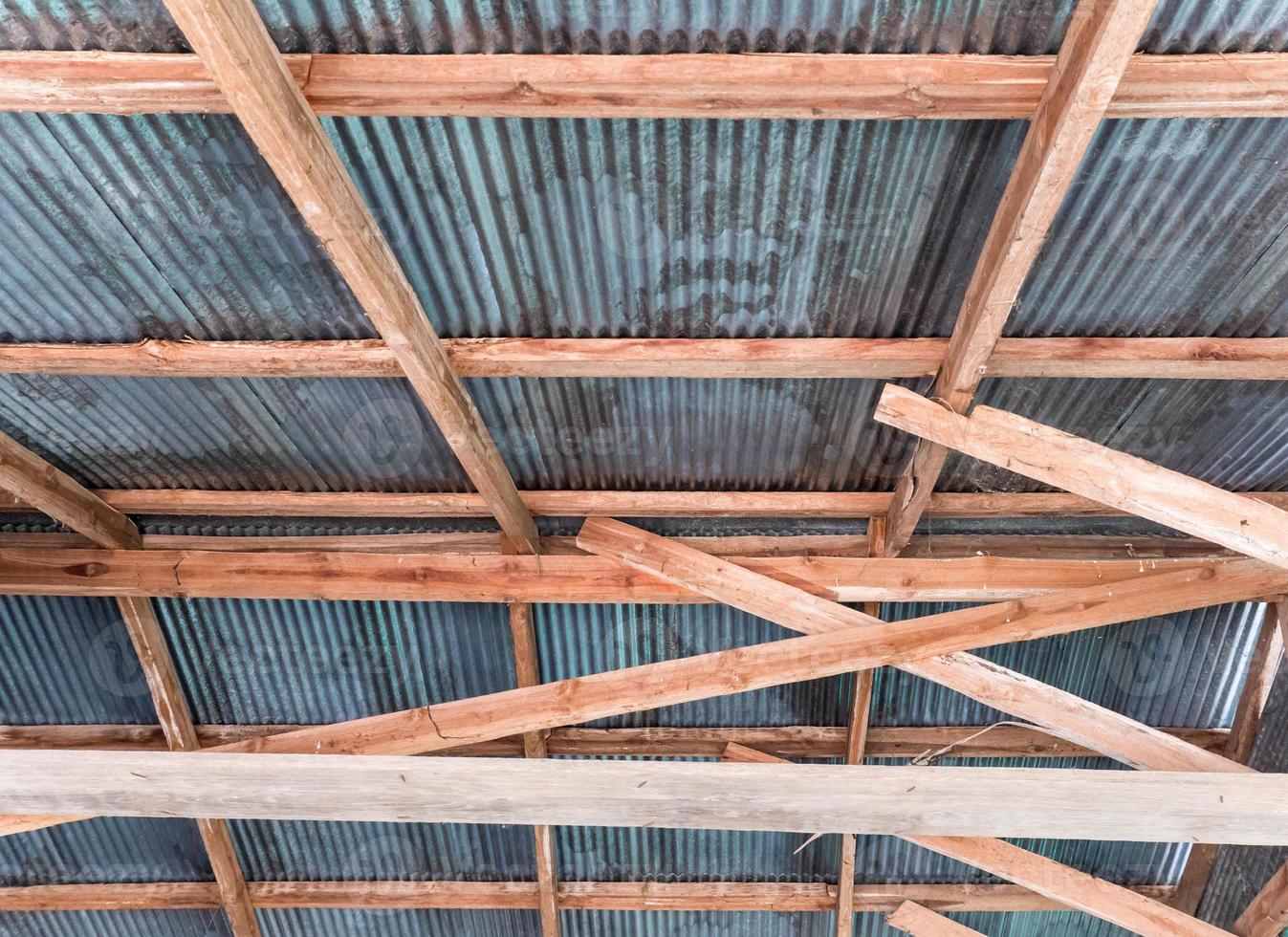 structure de toit en bois avec la plaque de zinc. photo