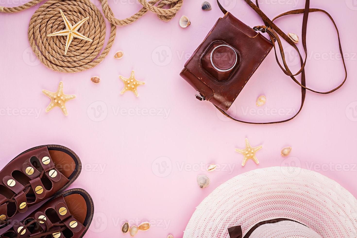 notion de vacances. accessoires de vacances féminins colorés. mise à plat d'été. vue de dessus photo