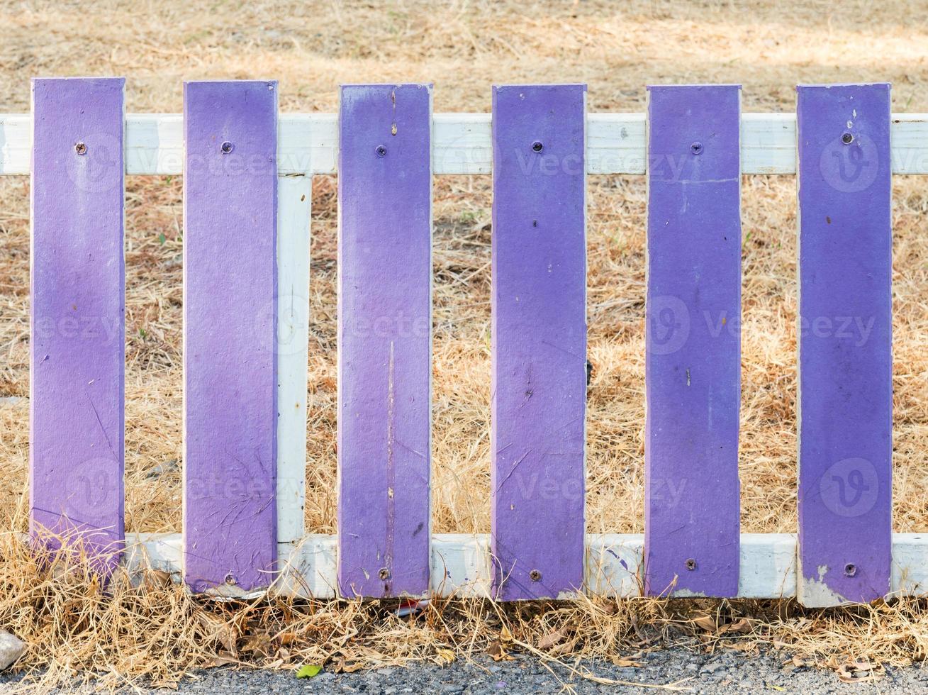 clôture en bois violette photo