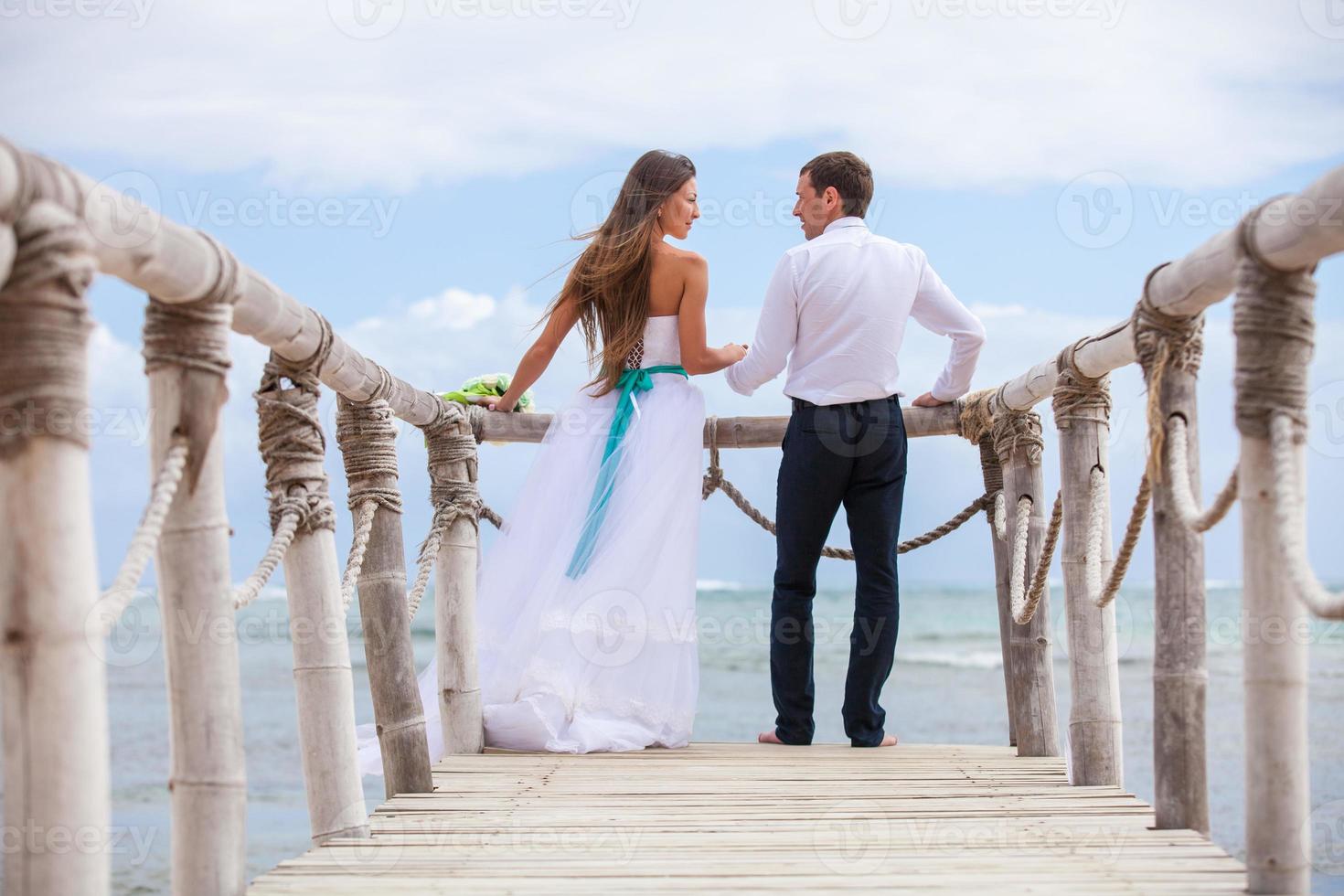 mariée et le marié ensemble sur un quai photo