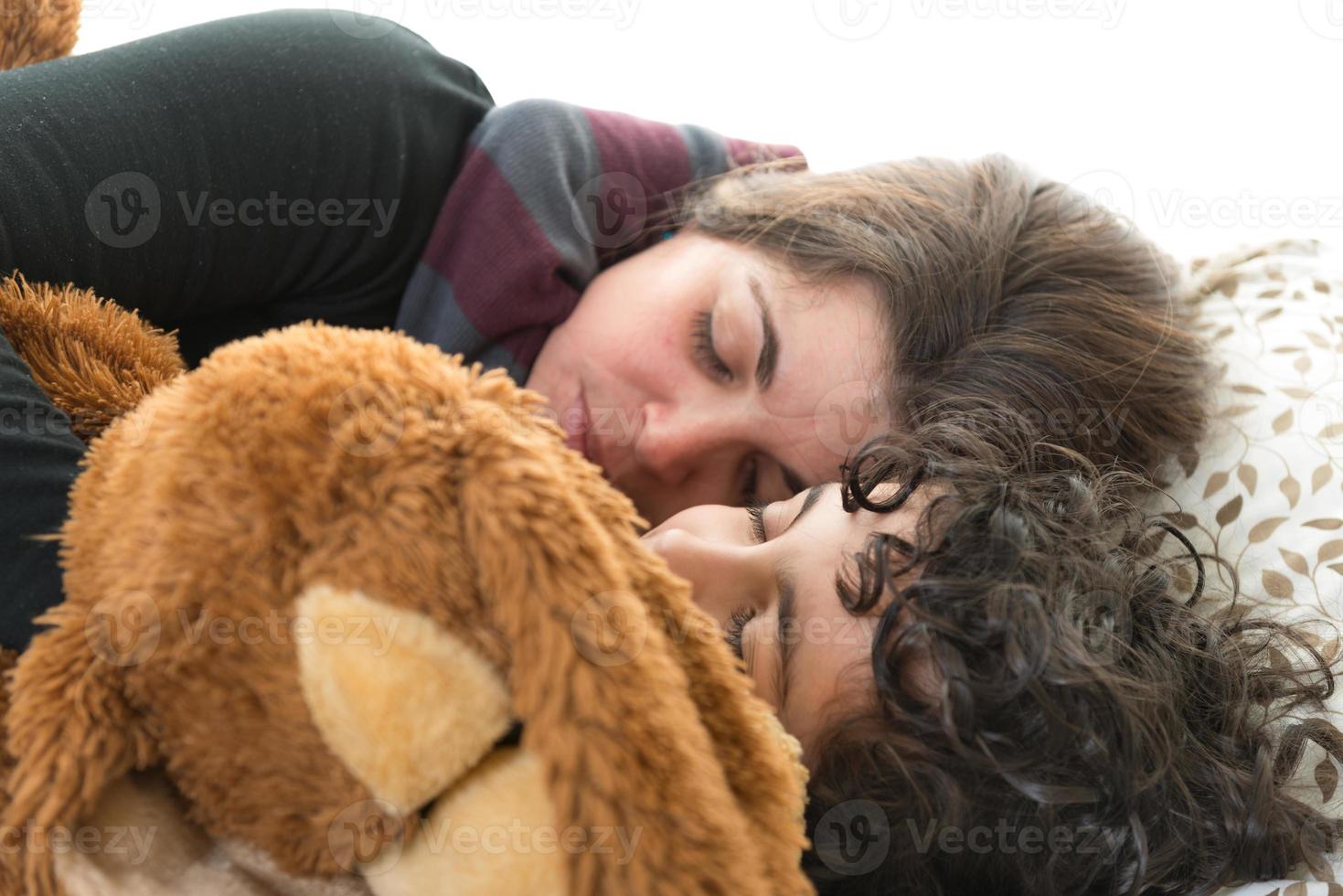vie de famille. mère célibataire dormir avec son fils photo
