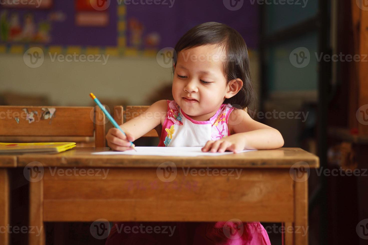 enfant écrit et sourire photo