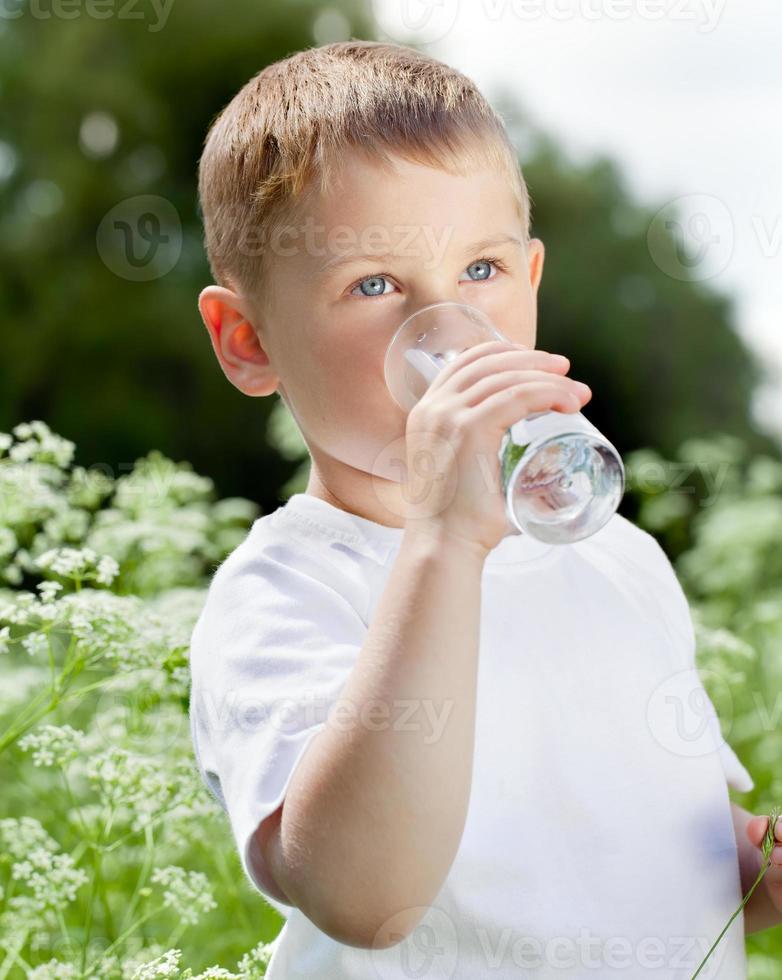 enfant buvant de l'eau pure photo