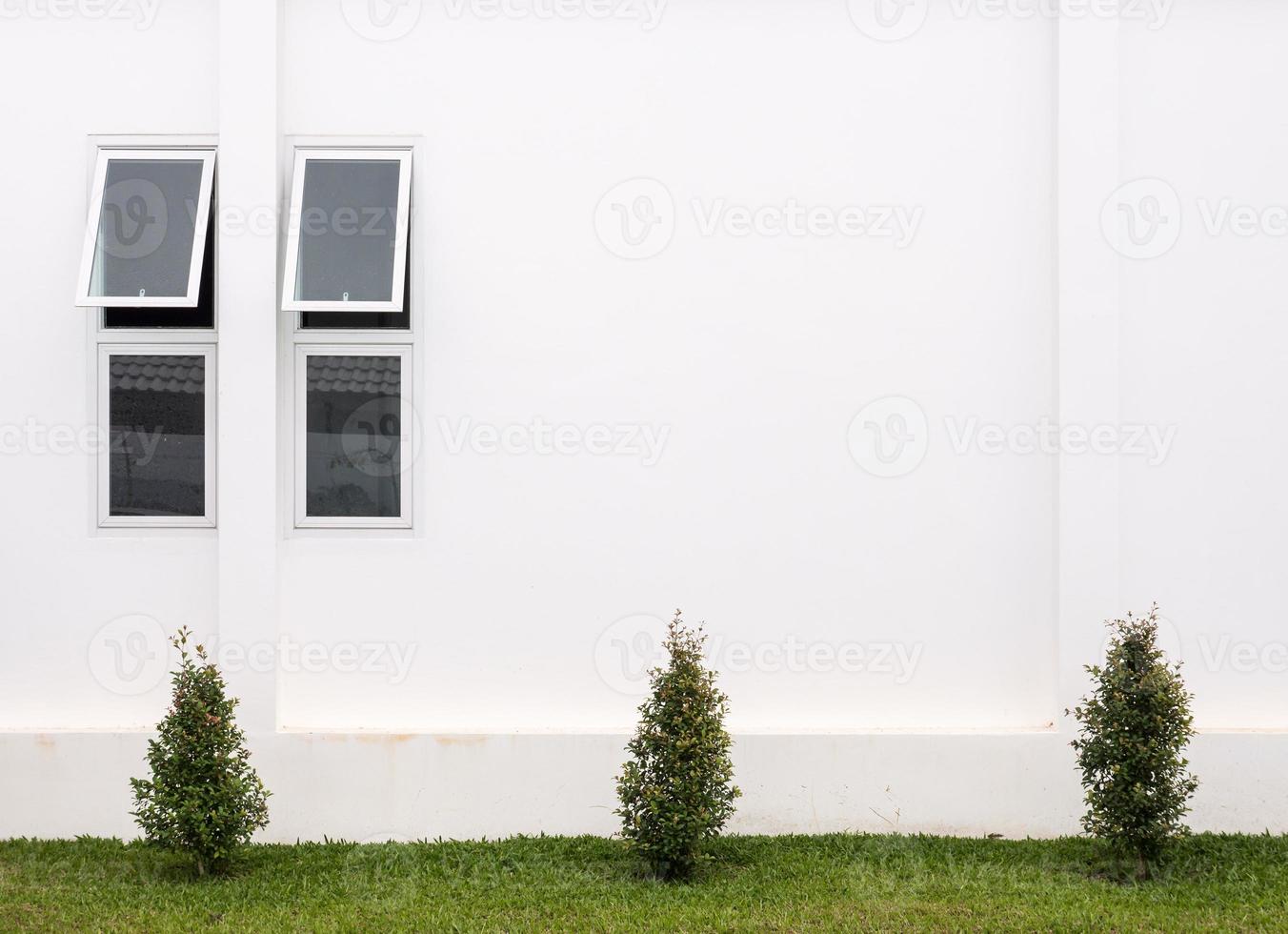 petite fenêtre a été ouverte sur le mur latéral arrière. photo