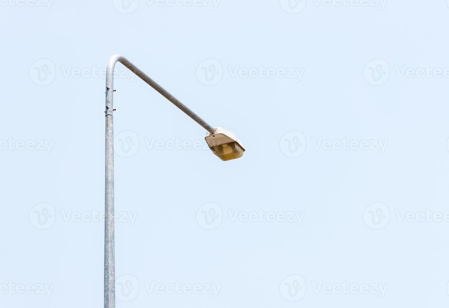 haut lampadaire de la rue urbaine. photo