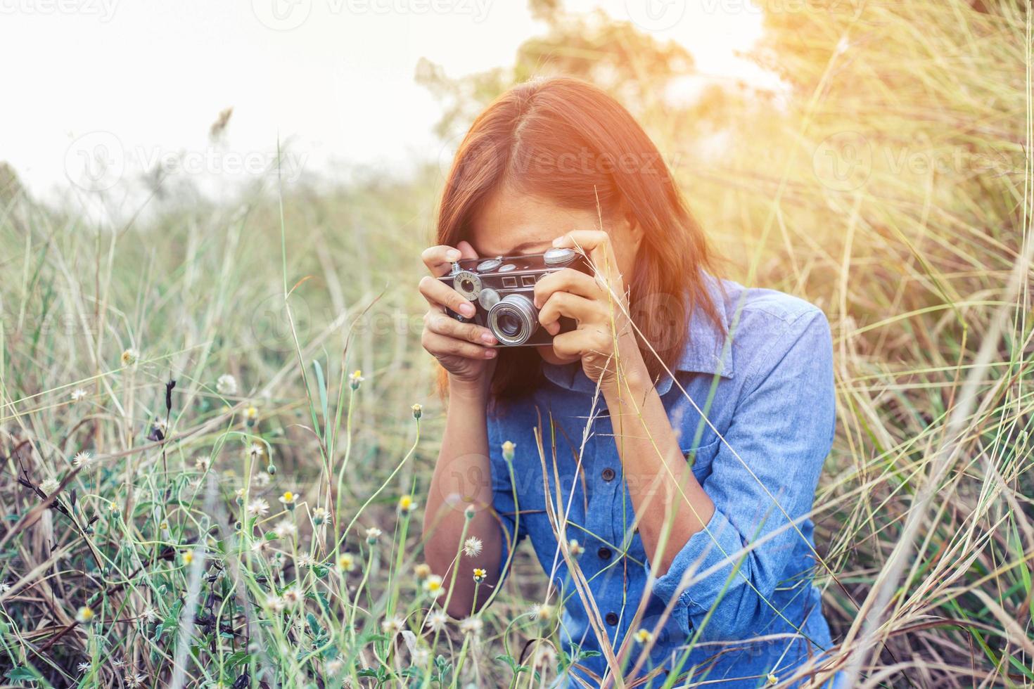 vintage de belles femmes photographie main debout tenant un appareil photo rétro avec lever de soleil, style doux de rêve