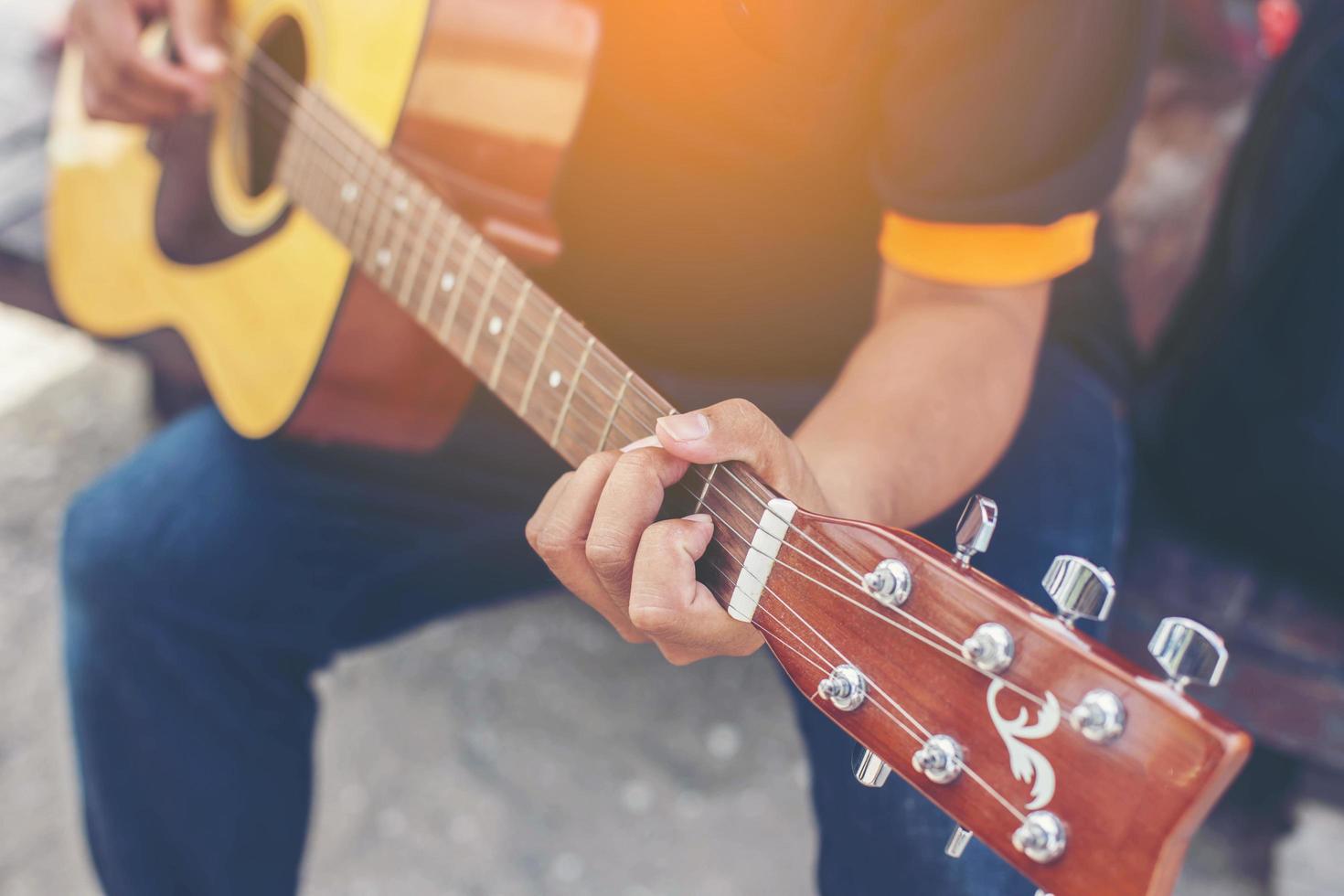 gros plan, de, main homme, jouer guitare photo