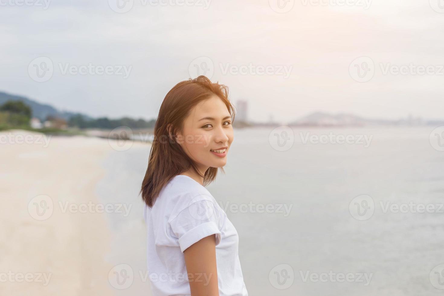 femme à la plage photo