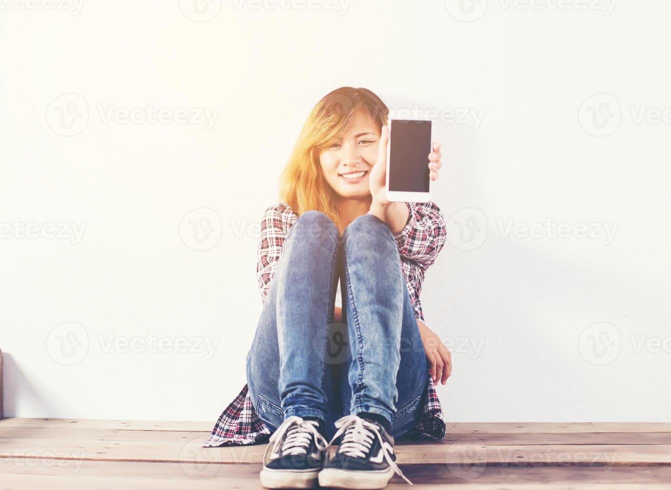 gros plan d'une femme tapant sur un téléphone portable isolé sur fond blanc, main de femme tenant un smartphone. photo