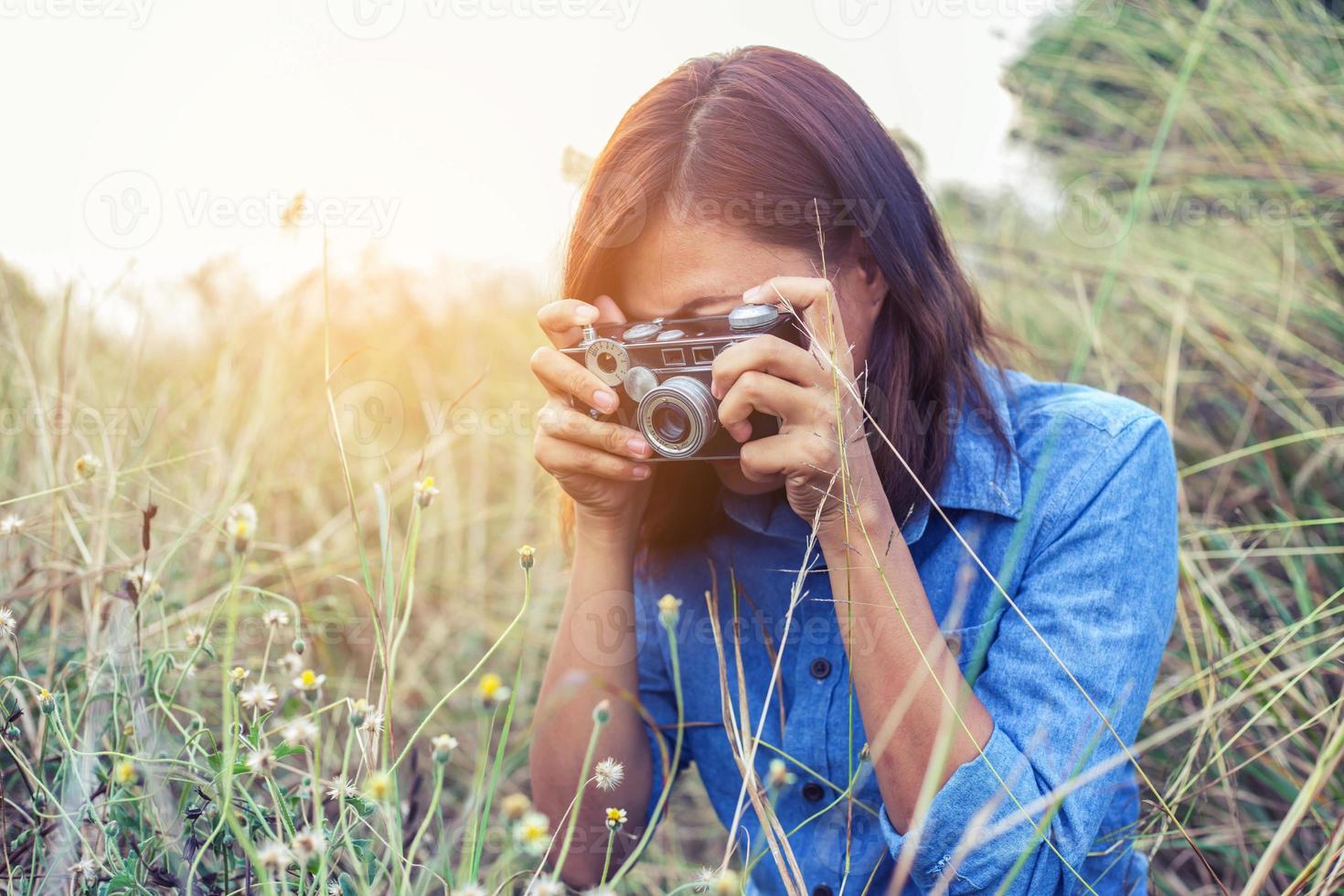 vintage de belles femmes photographie main debout tenant un appareil photo rétro avec lever de soleil, style doux de rêve