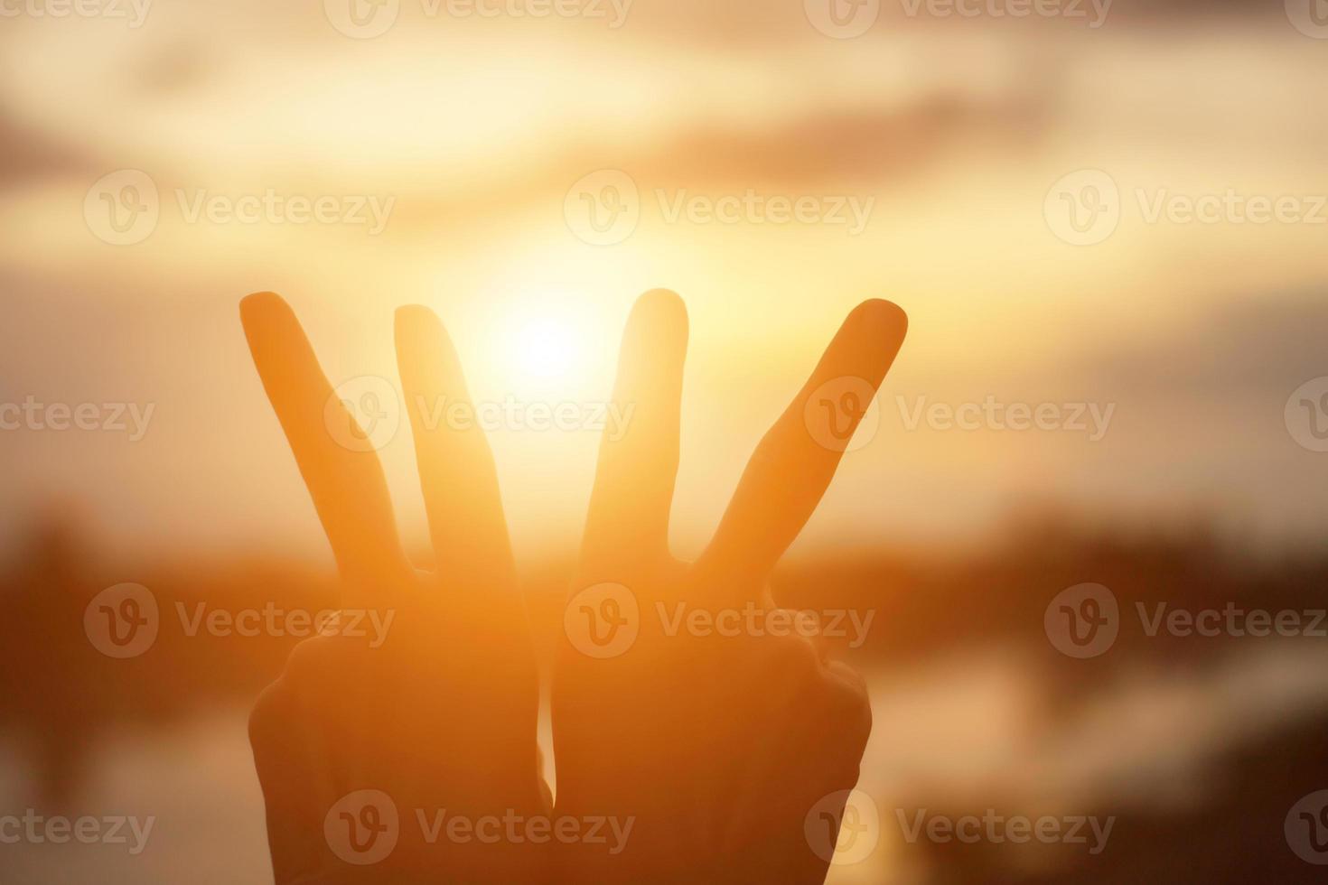 forme de mains pour le soleil. photo