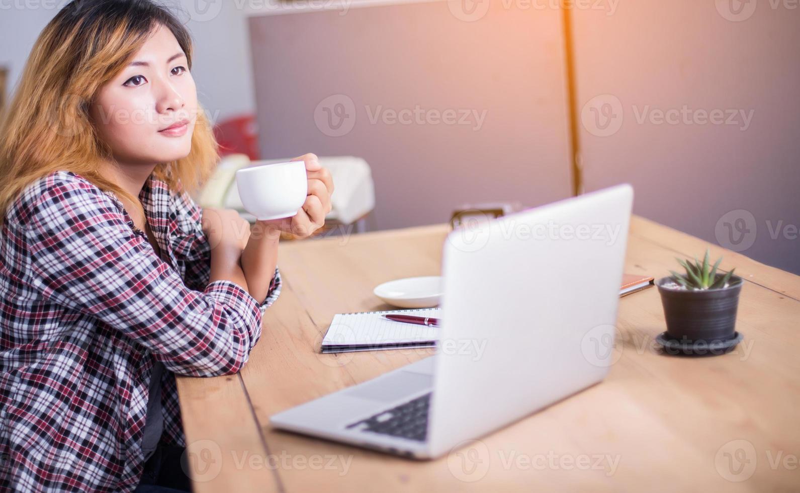 femme d'affaires écrit quelque chose sur le bloc-notes au bureau. photo