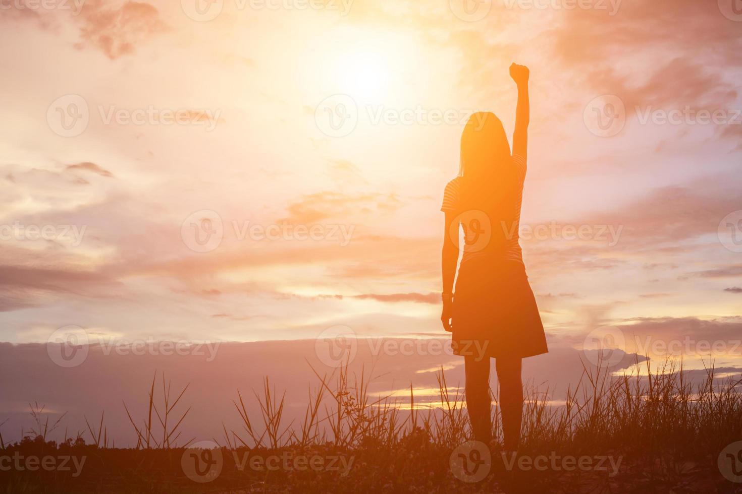 silhouette de femme priant sur fond de ciel magnifique photo