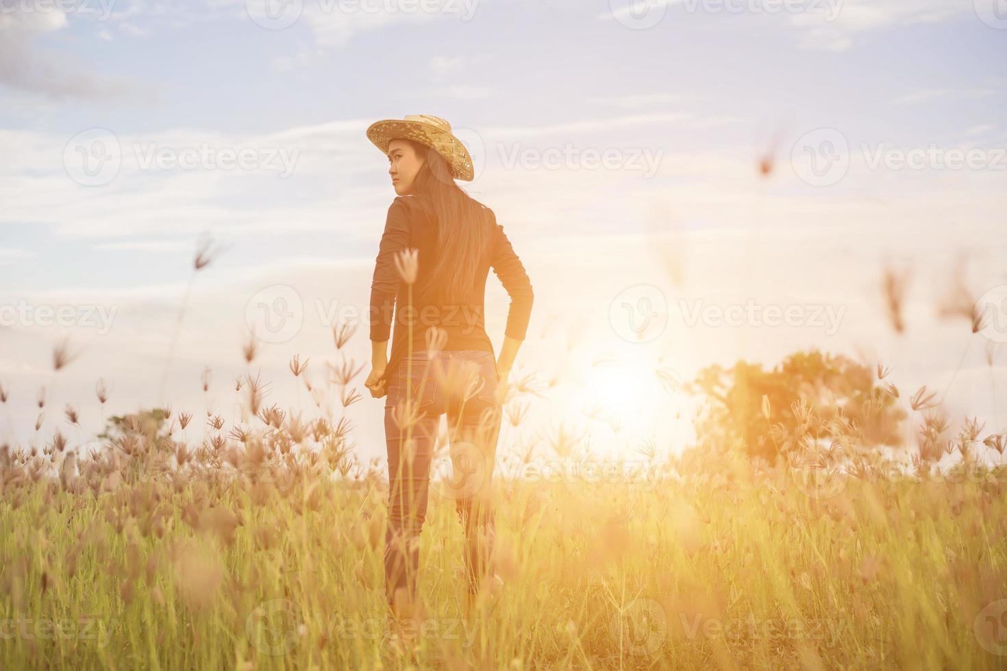 silhouette de femme priant sur fond de ciel magnifique photo