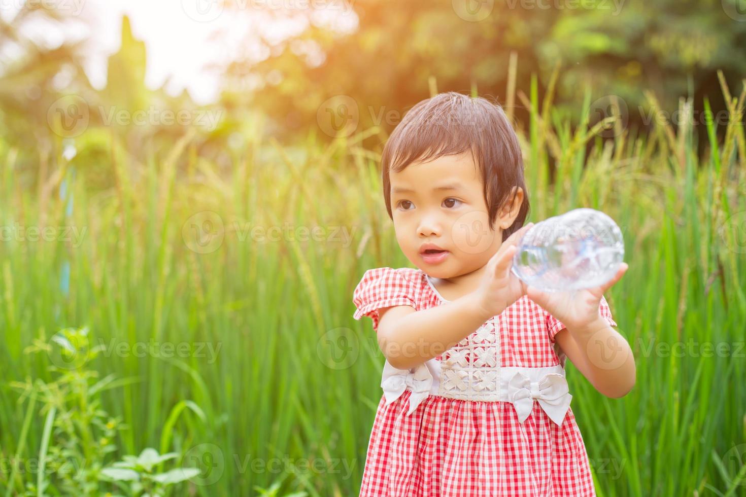 jolie petite fille qui boit de l'eau photo