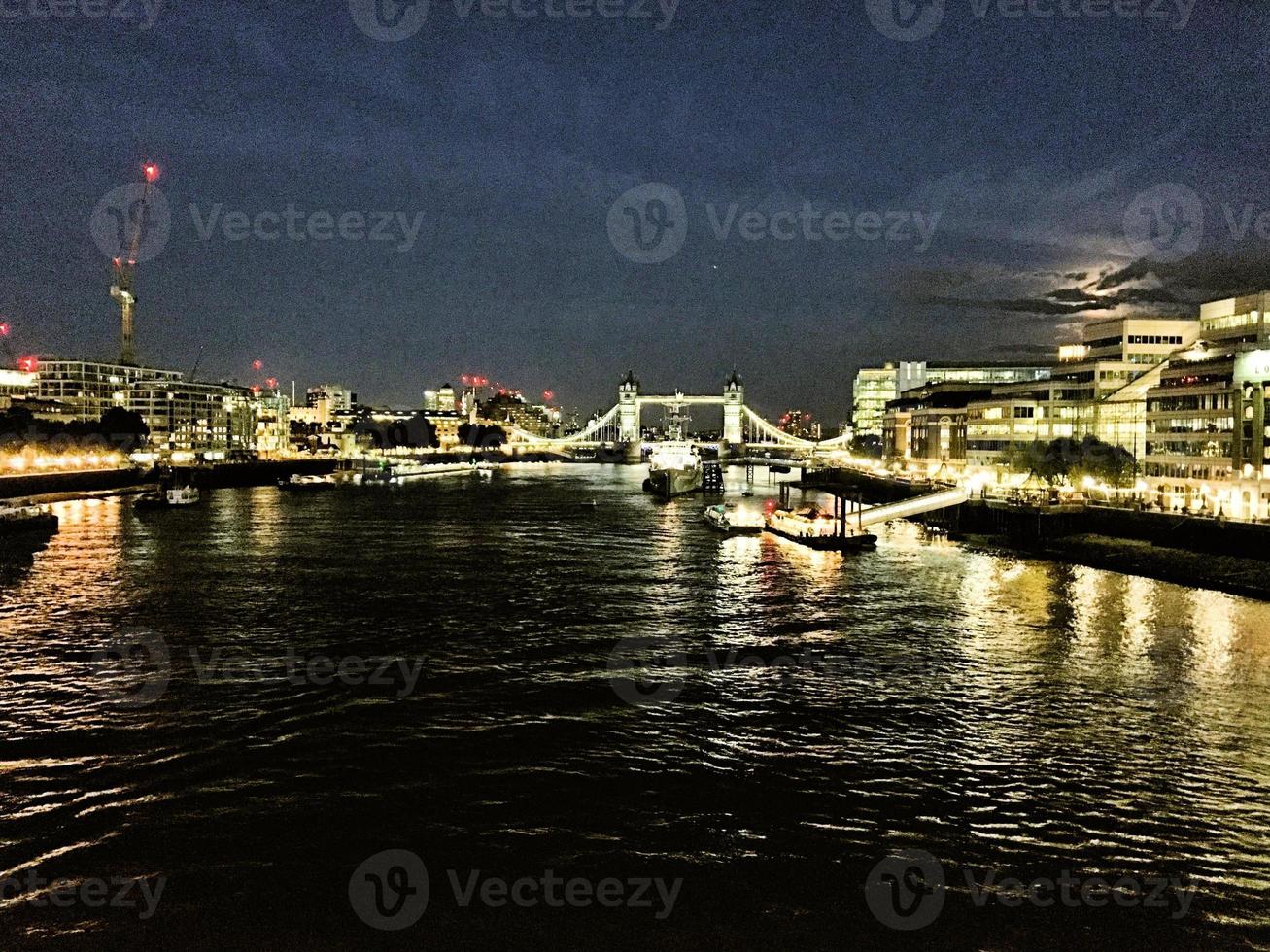 une vue du pont de la tour la nuit photo