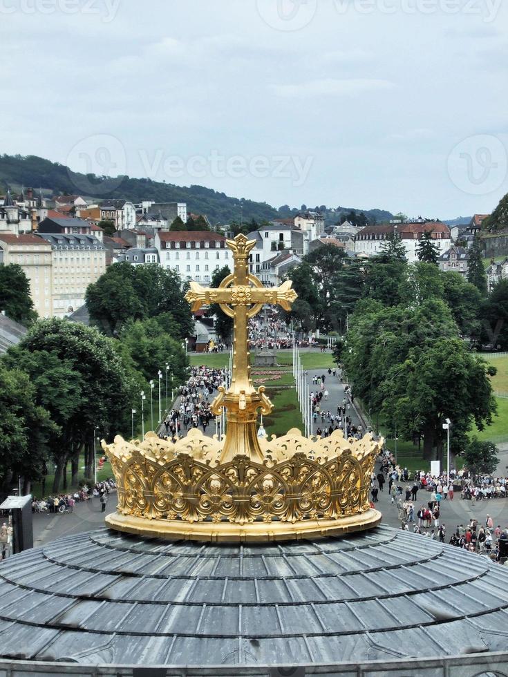 une vue de lourdes en france photo