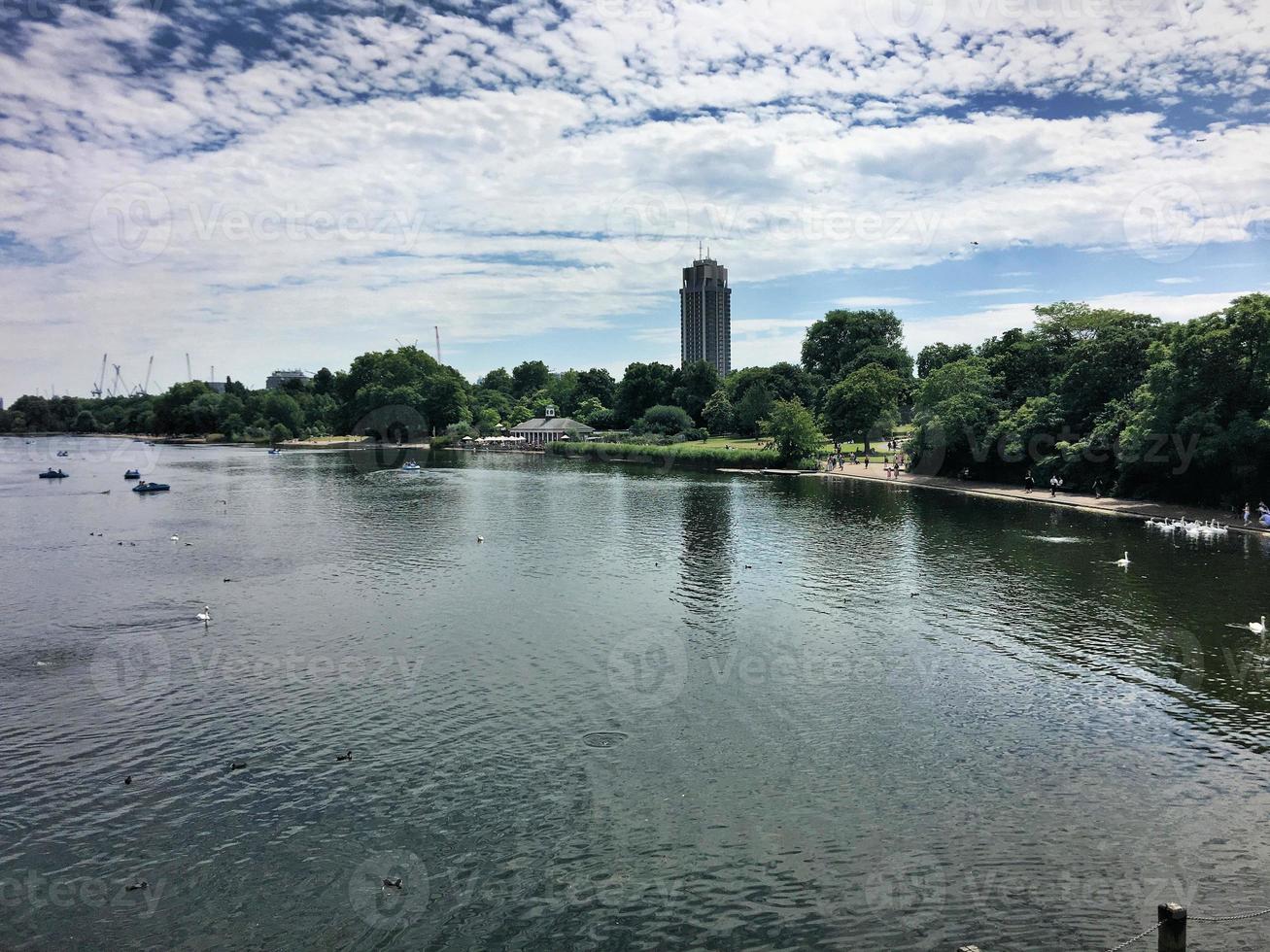 une vue sur un lac à Londres photo